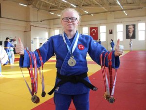 Albino Hastası Cahide’nin Judo Sporunda 7 Yıldır Sırtı Yere Gelmiyor