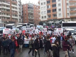 Evlat Nöbetindeki Aileler, ‘Şehitler Ölmez, Vatan Bölünmez’ Sloganları İle Yürüdü