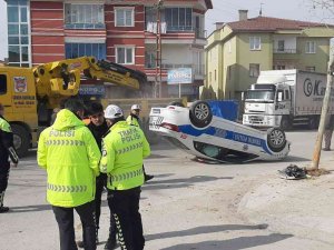 Çorum’da Ağaca Çarpan Polis Aracı Takla Attı