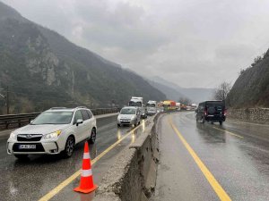 Kontrolden Çıkan Tır Refüje Çarptı: D-650 Karayolunda Trafik Durma Noktasına Geldi
