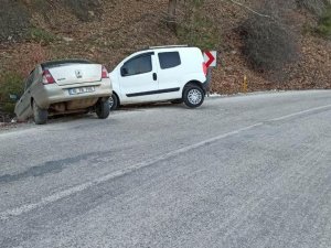 Otomobil İle Kamyonet Kafa Kafaya Çarpıştı: 4 Yaralı