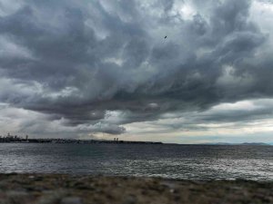 İ̇stanbul’u Kara Bulutlar Kapladı
