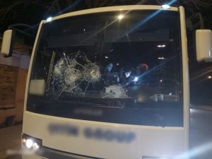 Taşlı Saldırganlar Dehşet Saçtı, İşçi Servisinin Camları Kırıldı: 1 Yaralı