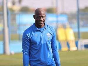 Mario Balotelli Saçlarını Kazıttı