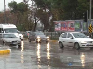 Balıkesir’de 10 Dakika Süren Sağanak Yağış Etkili Oldu