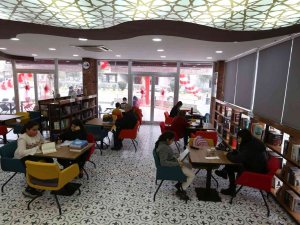 Efeler’de Hizmete Açılan 4’üncü Kitap Kafe Gençlerin İlgi Odağı Oldu