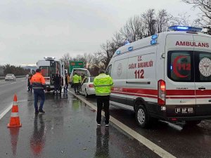 Düzce Tem Otoyolunda İki Araç Çarpıştı: 2 Yaralı