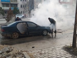 Seyir Halindeki Araç Alev Aldı