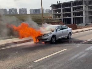 Siirt’te Seyir Halindeki Araç Alev Alev Yandı