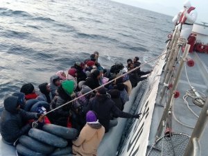 İ̇zmir Açıklarında 76 Düzensiz Göçmen Kurtarıldı
