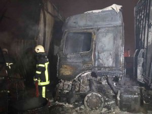 Kayseri’de Yangın Paniği: 10 Dükkan Ve 3 Tır Küle Döndü