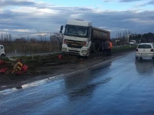 Yağmur Sonrası Kayganlaşan Yol Kazaya Neden Oldu