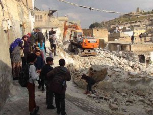 Şanlıurfa’da Davullu Zurnalı Metruk Ev Yıkımı