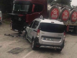 Süt Tankeriyle Hafif Ticari Araç Çarpıştı: 1 Yaralı