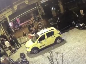 İ̇stanbul’da Silahlı Kavga Kamerada: Eğlence Mekanının Önünde Havaya Ateş Açtı