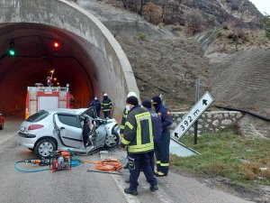 Amasya’da Otomobil Tünel Girişine Çarptı: Anne Ve Oğlu Can Verdi