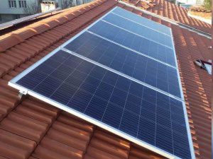 Evinin Elektriğini Kendi Üretiyor