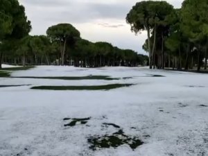 Aniden Bastıran Dolu, Antalya’da Golf Sahalarını Beyaza Bürüdü