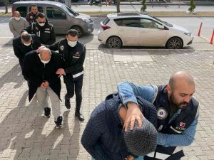 Çeşme’den Yurt Dışına Kaçmaya Çalışan 12 Fetö Şüphelisi Ve 2 Organizatör Tutuklandı