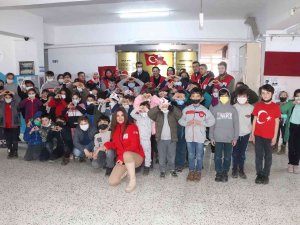 Samsun’da Yürek Isıtan Destek: 600 Test Kitabını Okula Bağışladılar