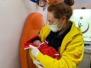 Minik Bebek Sağlık Ekiplerinin Kucağında Evde Gözlerini Dünyaya Açtı