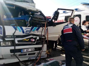 Tır’a Arkadan Çarpan Kamyonda Sıkışan Şoförü İtfaiye Kurtardı