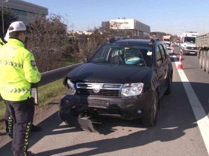 Tem’de Feci Kaza: Otomobil Bariyerlere Çarpıp Yan Yattı 2 Yaralı