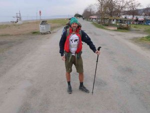 Filipinli Çocuklar İçin Polisliği Bıraktı, Dünyayı Yürüyerek Dolaşıyor