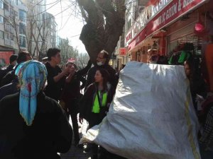 Belediye Çalışanları Ve Kağıt Toplayıcı Kadın Arasında ‘Atık’ Tartışması