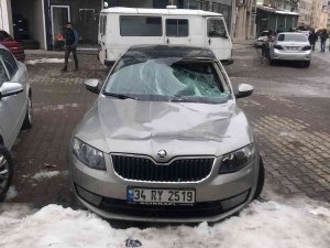 Çatılardan Düşen Kar Birikintileri, Araçlarda Maddi Hasara Neden Oldu