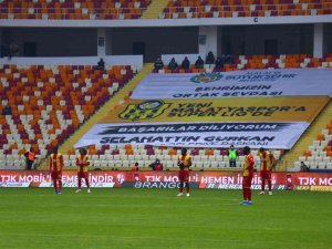 Yeni Malatyasporlu Futbolcular Maça Protesto İle Başladı