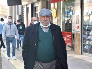 Elazığ’da Vatandaşlar Korona Virüs Tedbirlerini Unuttu, Maskeler Çene Altında Kaldı