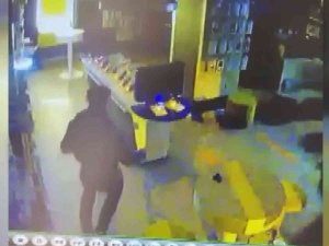 Taşla Camını Kırdığı Telefon Mağazasını 1 Dakikada Böyle Soydu