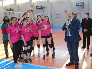 Vali Pehlivan Cizre’de Voleybol Turnuvasının Final Müsabakasını İzledi