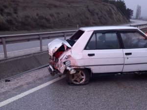 D100’de Otomobil Bariyerlere Çarptı: 1 Yaralı