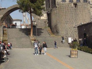 Diyarbakır’da Güneşli Havayı Fırsat Bilen Vatandaşlar Tarihi Yerlere Akın Etti