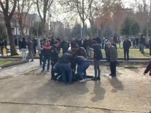 Parkta Yürüyen Genç Bıçaklı Saldırıya Uğradı, 2 Kişi Gözaltına Alındı