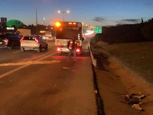 Motosikletli Kurye Emniyet Şeridindeki Araca Çarptı: 1 Ağır Yaralı