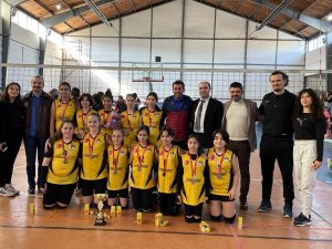 Midi Kızlar Voleybol Turnuvasında Kupalar Sahiplerini Buldu