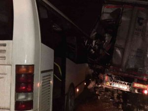 Servis Minibüsü Tıra Çarptı: 1 Yaralı