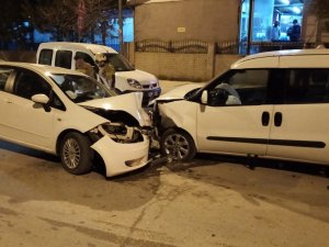 Acil Servis Önünde İki Araç Kafa Kafaya Çarpıştı: 6 Yaralı
