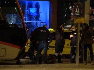 Alkollü Şahıs Tramvayın Önüne Yattı, Ortalığı Birbirine Kattı