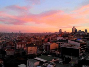İ̇stanbul’da Gökyüzü Kızıla Büründü
