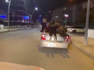 Büyükçekmece’de 5 Genç Araç Üstünde Seyahat Etti