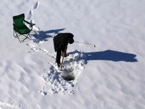 Baraj Gölündeki 40 Santimlik Buzu Kazma İle Kırıp Balık Tutuyorlar