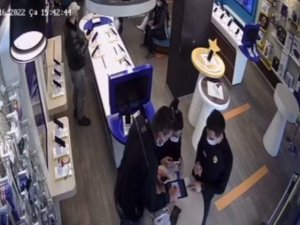 İ̇ş Yerinden 3 Telefon Çalan Hırsızın Rahatlığı ‘Pes’ Dedirtti