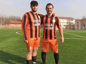Baba Oğul Aynı Takımda Futbol Oynuyor
