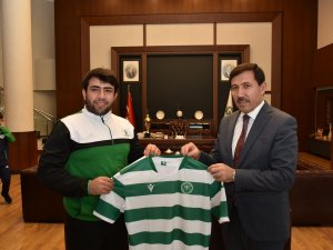 Başkan Kılca’dan Başarılı Sporculara Ödül