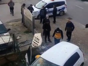 Sağlık Personelinin Kontrolünden Çıkan Otomobil Binanın Duvarına Çarptı: 1 Yaralı