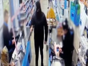Markette Silahlı Soygun Anları Kamerada